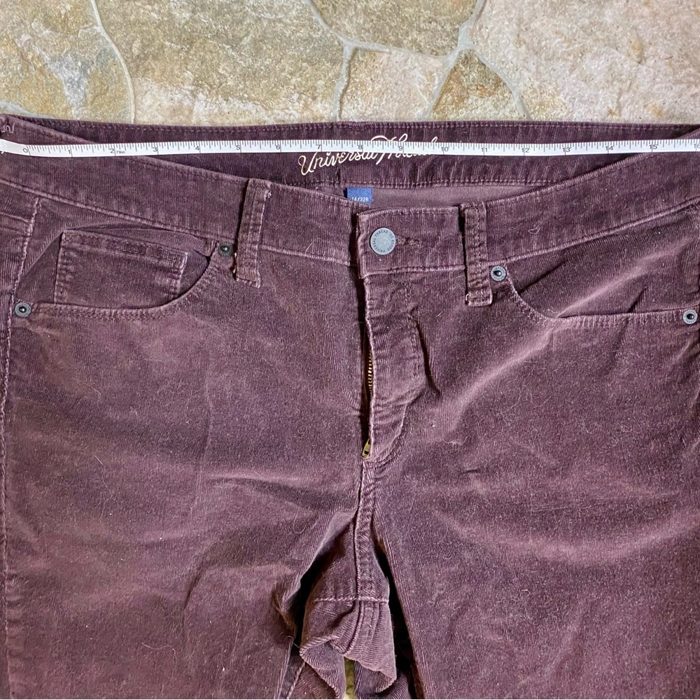 Universal Threads size 14/32 burgundy corduroy jeans . - Picture 3 of 4